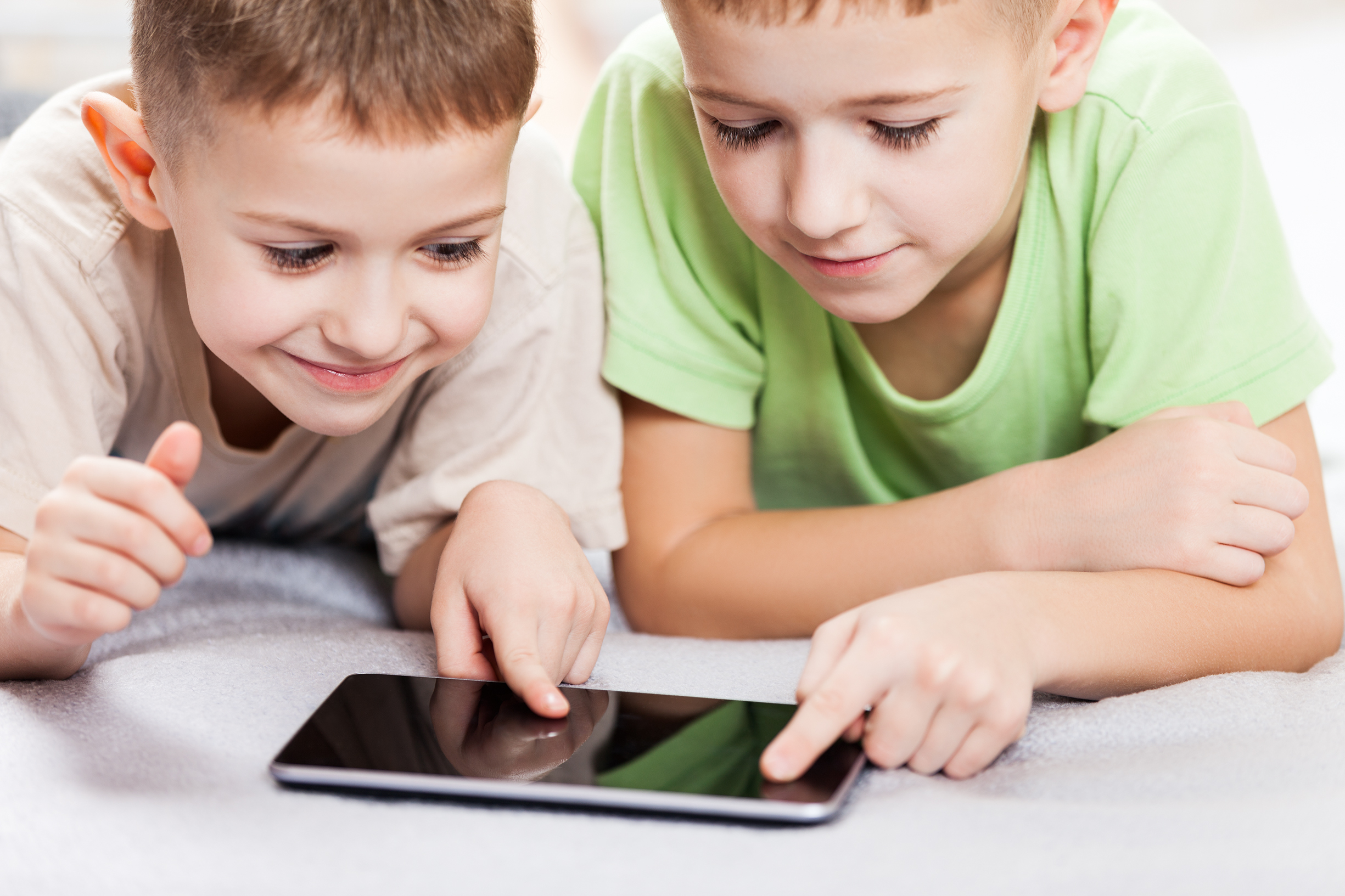 Играй и учись с человеком. Планшет картинка для детей. Kids on Tablets. Kid with Tablet. Фото как двое мальчиков играют в игры в интернете.